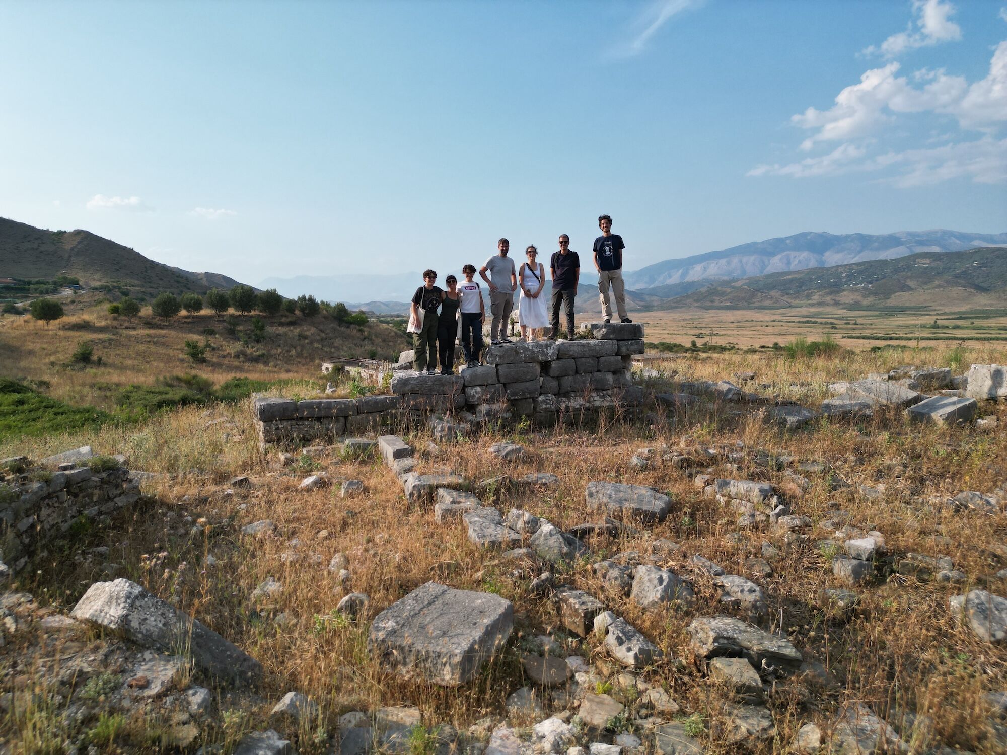 2025. Foto di gruppo nel sito di Dobra